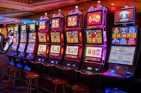 Pengguna dengan ponsel cerdas menikmati akses login yang sederhana dan aman di platform inter4d